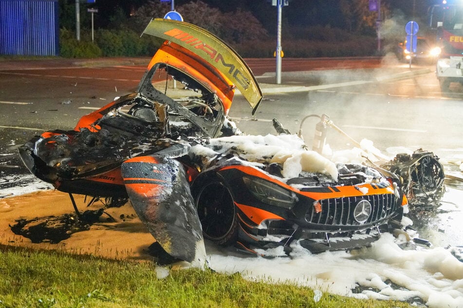 Der Mercedes-AMG brannte völlig aus. Die Polizei bezifferte den Schaden am Auto auf rund 250.000 Euro.