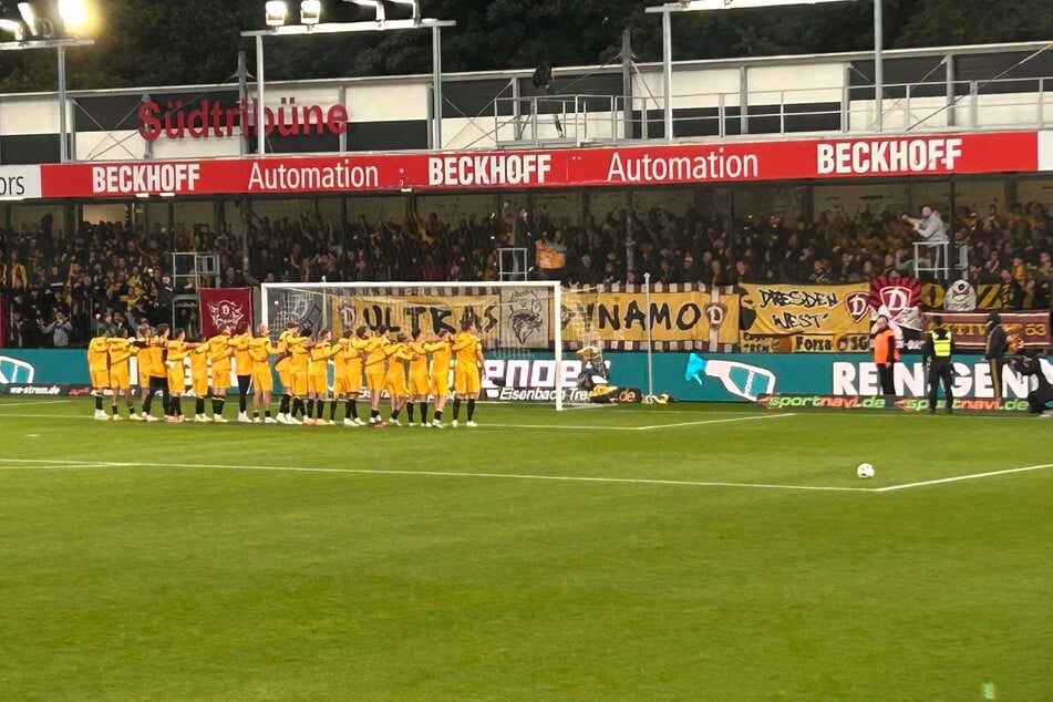 Die Spieler von Dynamo Dresden stellten sich nach dem Warmmachen vor dem Gästeblock auf.