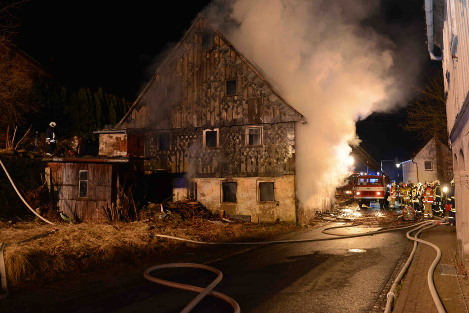 Wohnhaus brennt lichterloh: Feuerwehr im Großeinsatz