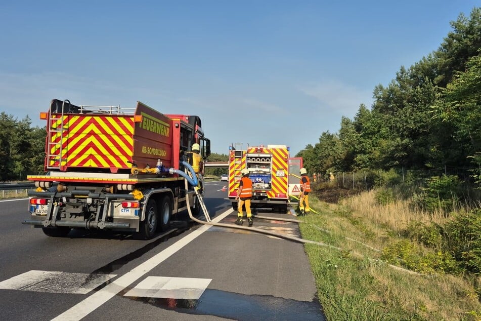 Grasbrand an der A10 sorgt für kilometerlangen Stau
