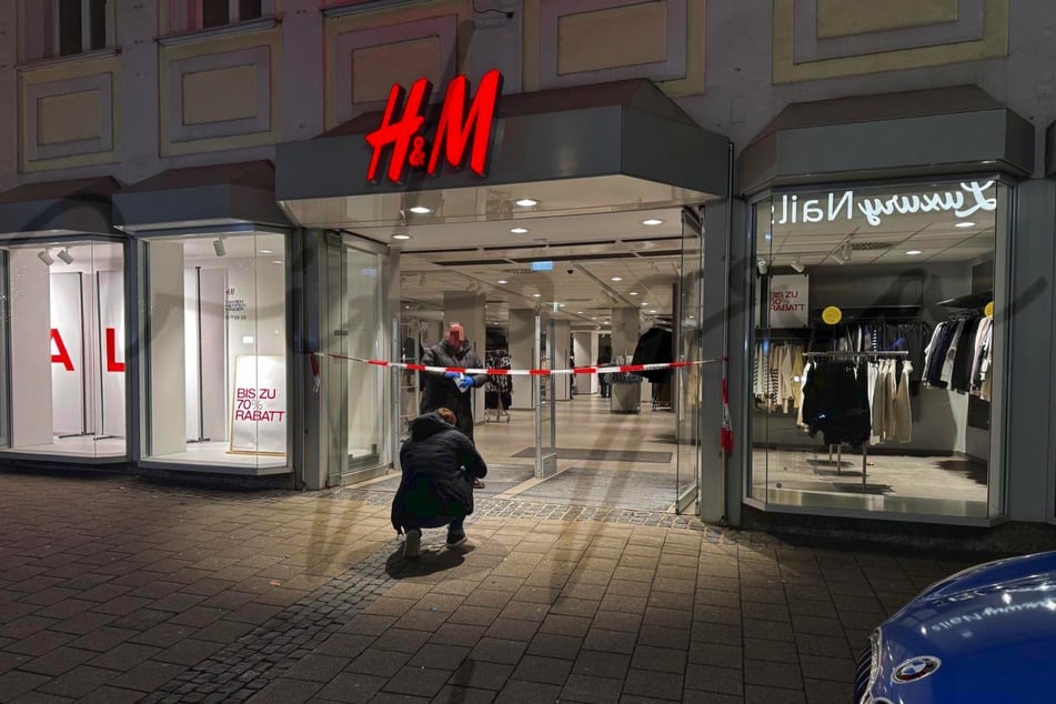 In Ansbach wurde am Samstagabend eine "H&amp;M"-Filiale überfallen.