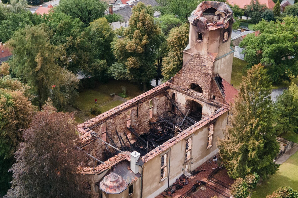 Die Stadtkirche Großröhrsdorf brannte am 4. August komplett aus.