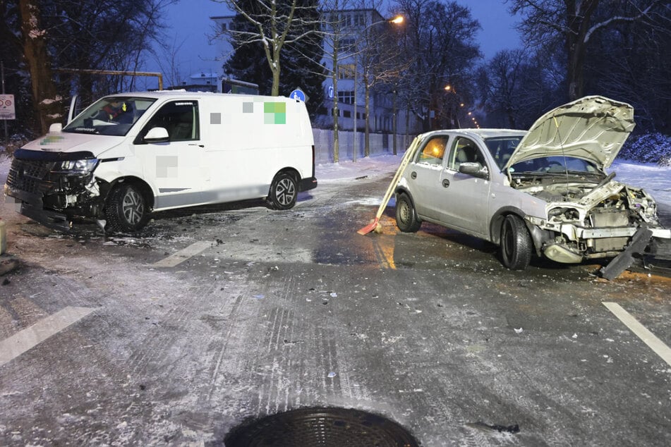 Ein Transporter und ein Opel krachten auf der Altchemnitzer Straße zusammen.