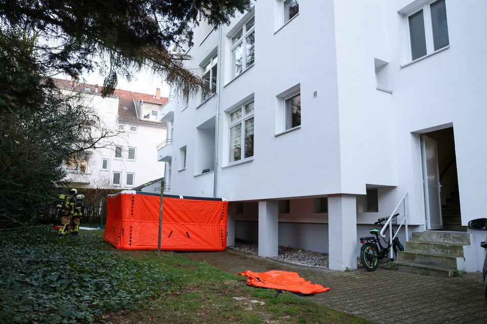 Mit einem Sprung aus dem ersten Stock rettet sich eine 28-Jährige in das Sprungkissen der Feuerwehr.