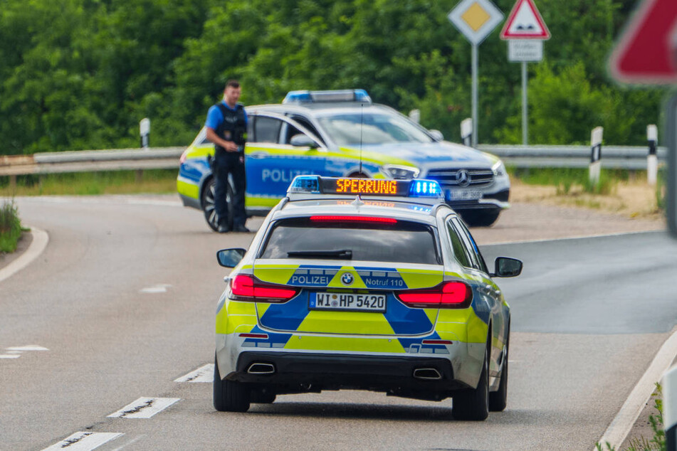 Die Besatzungen mehrerer Streifen sammelten die über die A3 verstreuten Geldnoten ein. (Symbolbild)