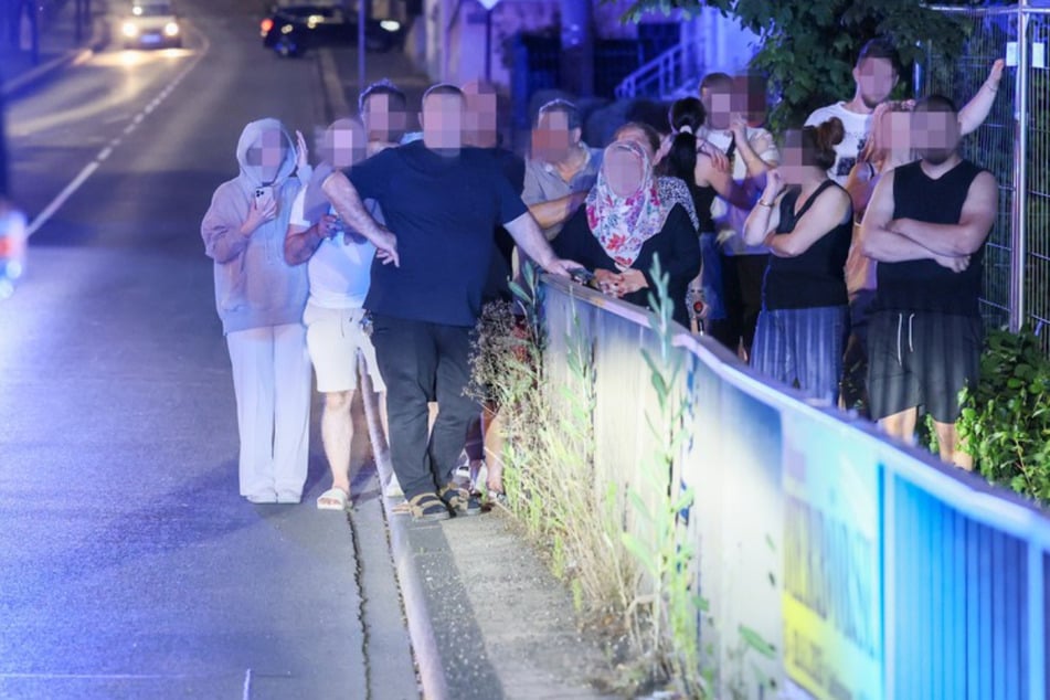 Heftiger Unfall! 50 Gaffer erschweren Arbeit: Vier Menschen verletzt, zwei aus Wrack geschnitten