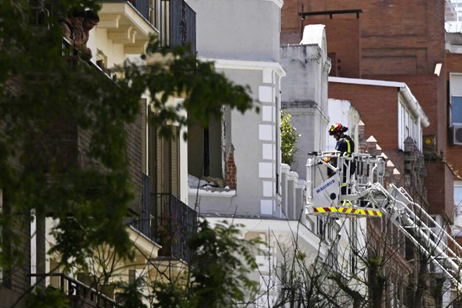 Heftige Explosion in Dachgeschoss-Wohnung: Zwei Tote, 18 Verletzte!