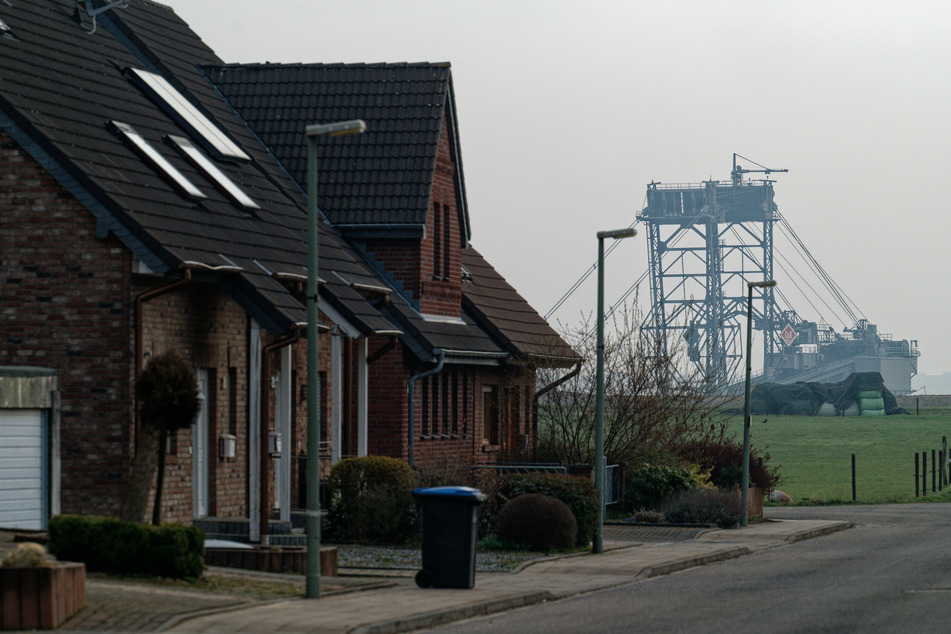 Am Rand des Dorfes Keyenberg in Erkelenz ist ein Braunkohlebagger zu sehen. Das Dorf soll dem Tagebau Garzweiler weichen.