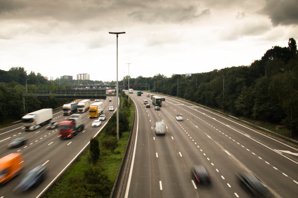 Geburt auf der Autobahn: Vater bindet Nabelschnur mit Schnürsenkel ab