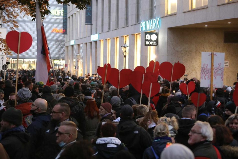 Die nicht angemeldete Versammlung in der Kleinen Fleischergasse ist eingekesselt.