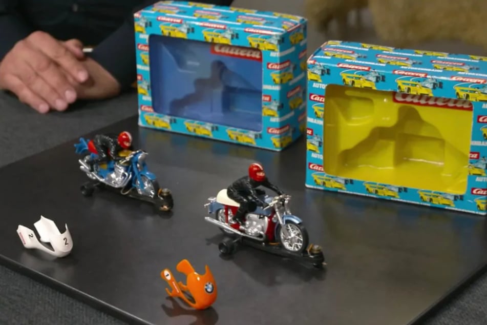 Bei den beiden Carrera-Motorrädern handelt es sich um die 750er von Honda und das RS75/5-Modell von BMW.