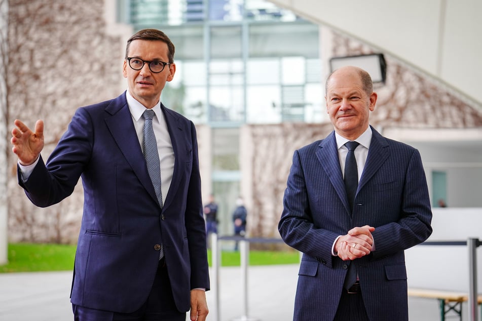 Bundeskanzler Olaf Scholz (63, SPD, r) hat Polens Ministerpräsident Mateusz Morawiecki am Samstag vor dem Bundeskanzleramt empfangen.