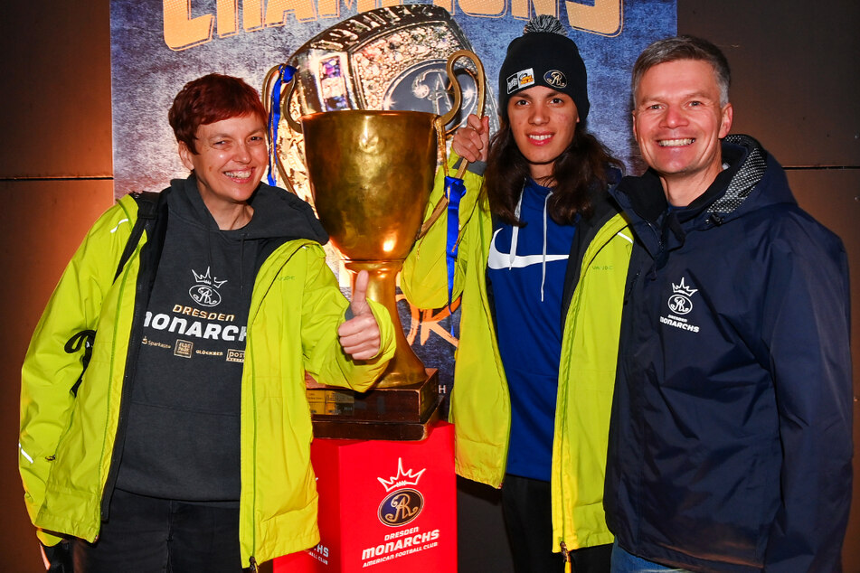 Coach Ulrich Däuber (r.), Ehefrau Anuschka (l.) und Sohn Rafiqu mit der Meistertrophäe.