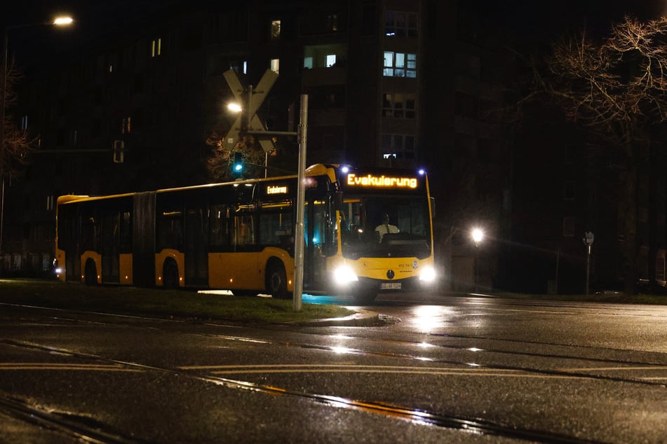 Die DVB haben Busse eingerichtet, die betroffene Bürger direkt in die Notunterkunft fahren.