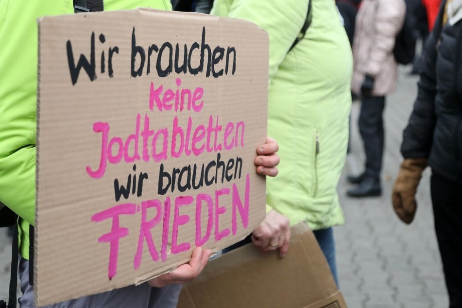 "Wir brauchen keine Jodtabletten, wir brauchen Frieden" steht auf dem Plakat bei einer Antikriegs-Demo. (Archivfoto)