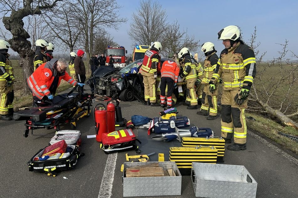 Die Feuerwehr befreite die Fahrerin aus dem Wrack.