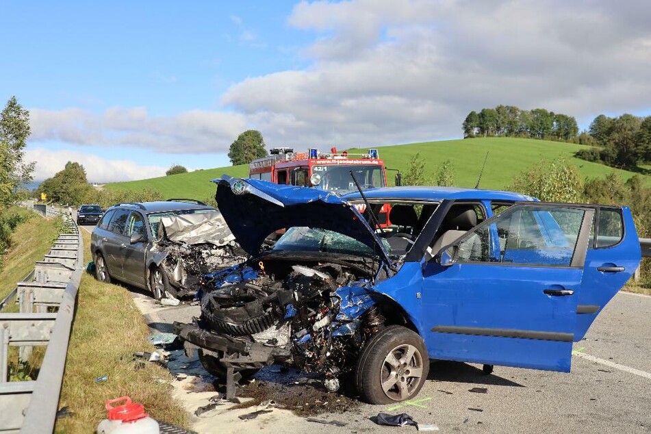 Nach ersten Erkenntnissen ist die Unfallverursacherin ins Bankett geraten und beim Gegensteuern in den Gegenverkehr geraten.