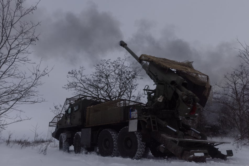 Ukrainische Soldaten der 48. Artilleriebrigade feuern eine Panzerhaubitze 2s22 Bohdana auf russische Stellungen an der Frontlinie in der Region Charkiw.