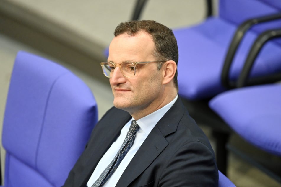 In der Debatte um den Teilstopp von Waffenlieferungen an Israel hat Unionsfraktionschef Jens Spahn (45) Bundeskanzler Friedrich Merz (69) den Rücken gestärkt.