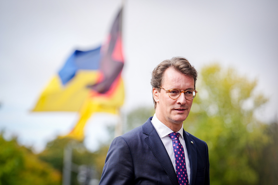 Hendrik Wüst (47, CDU) macht sich auf den Weg in die Niederlande, um dort Ministerpräsident Mark Rutte (55) zu treffen.