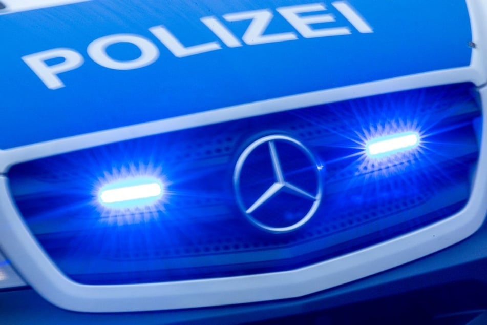 Die Polizei ermittelt aktuell in Jena und Erfurt in mehreren Fällen, bei denen verfassungswidrige Symbole und rassistische Parolen verwendet wurden. (Symbolbild)