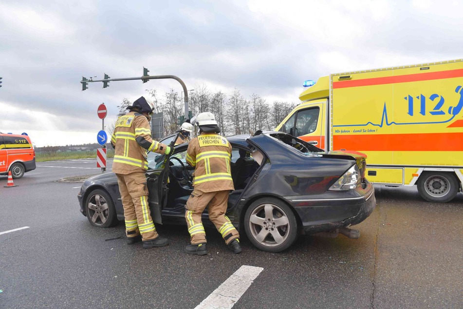 Die Feuerwehr musste das Unfallauto aufschneiden, damit der Senior schonen befreit werden konnte.