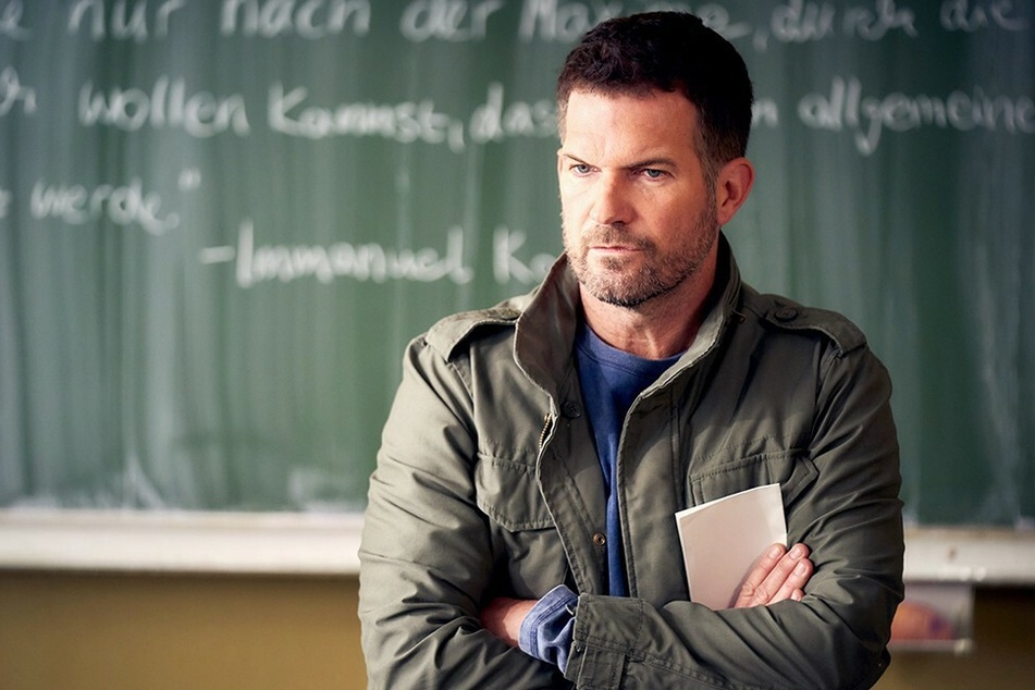 Nach vielen Jahren stellt RTL seine Serie "Der Lehrer" ein. Zuletzt hatte Schauspieler Simon Böer (46) die Rolle des Mathe- und Physiklehrers David Ritter gespielt.