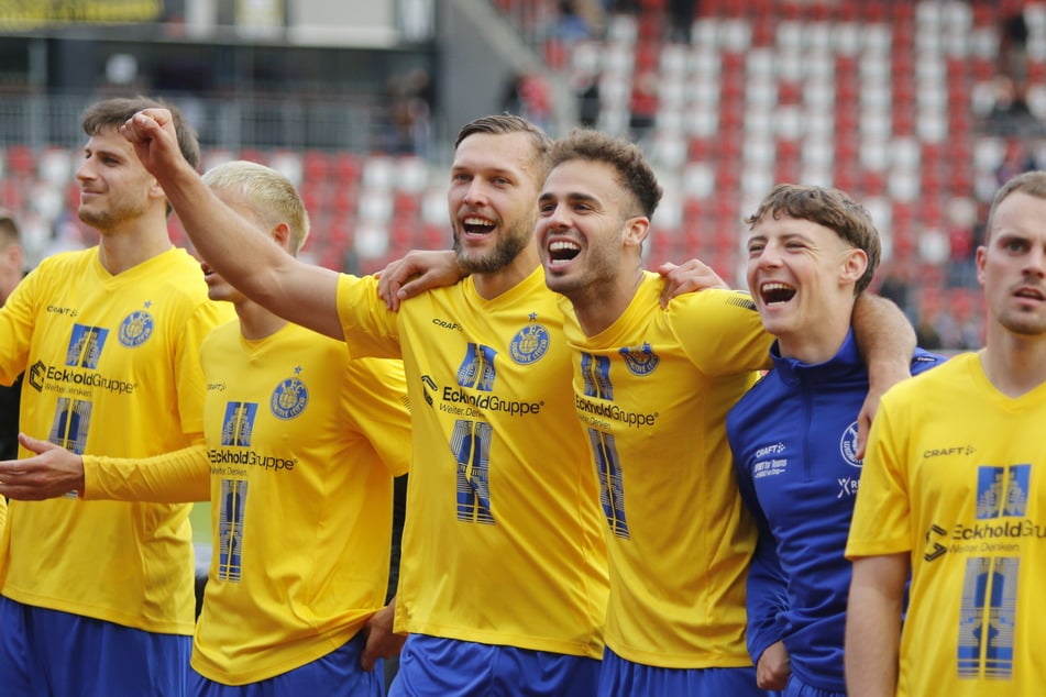 Strahlende Gesichter nach dem 2:0-Erfolg bei Rot-Weiß Erfurt. Lok Leipzig hat sich die Tabellenführung zurückgeholt.