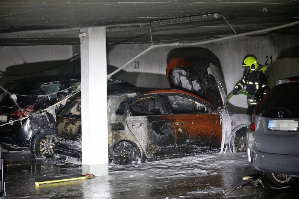 In einer Tiefgarage brannten mehrere Autos.