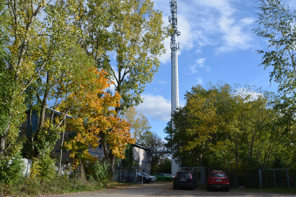 Unbekannten legten auf dem Telekom-Betriebsgelände in Dölitz-Dösen Brandsätze unter einem Auto und...