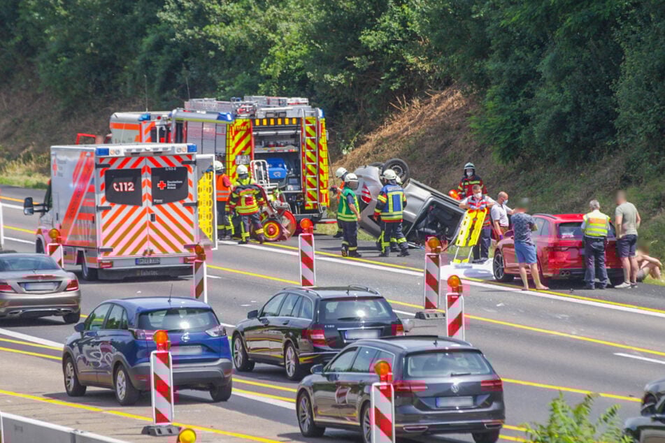 Unfall A5: Unfall im Baustellen-Bereich: Mercedes überschlägt sich auf Autobahn