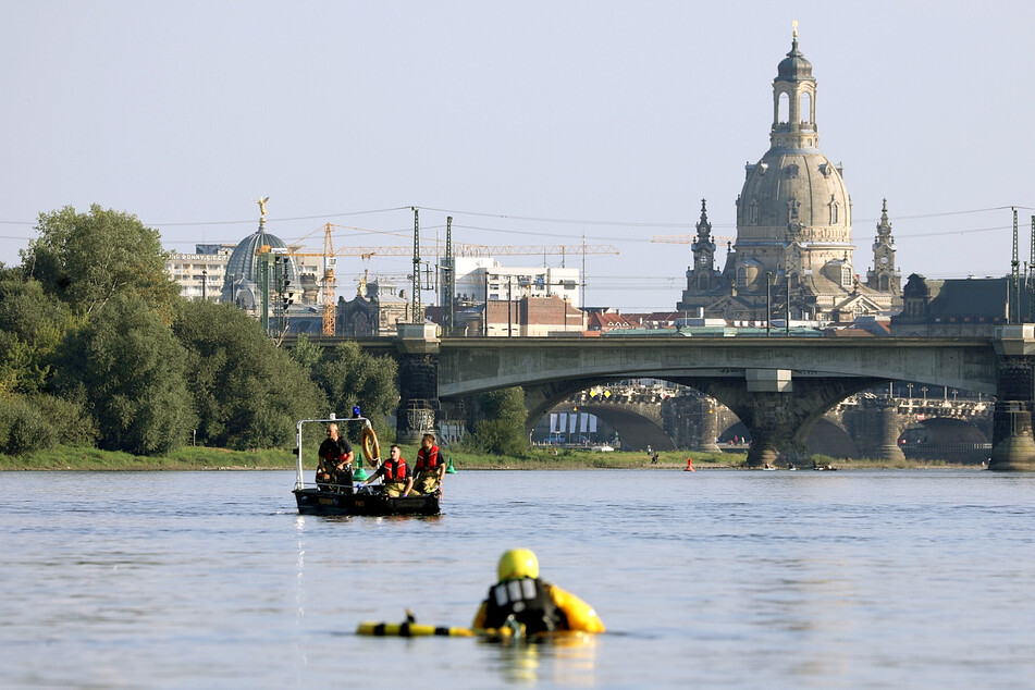 Derzeit suchen die Einsatzkräfte mit Hochdruck nach der Person in der Elbe.