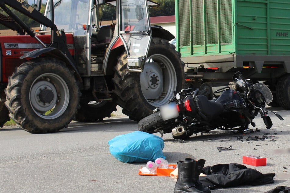 Motorradfahrer und Sozius wurden jeweils mit Hubschraubern in eine Klinik gebracht.