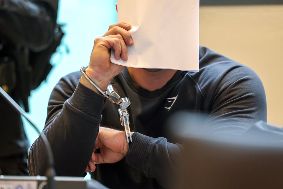Der Angeklagte soll laut Staatsanwaltschaft einen 15 Kilogramm schweren Stein auf die Polizisten geworfen haben.