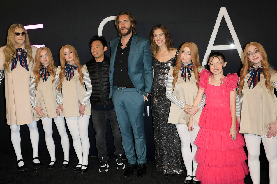 The premiere of M3GAN in Los Angeles featured several M3GAN lookalikes posing alongside the cast and crew.
