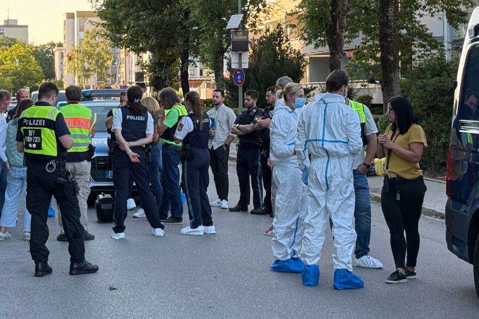Das Polizeipräsidium Oberbayern Nord fahndet nach dem tödlichen Streit in Neufahrn nach einem etwa 1,80 Meter großen Tatverdächtigen.