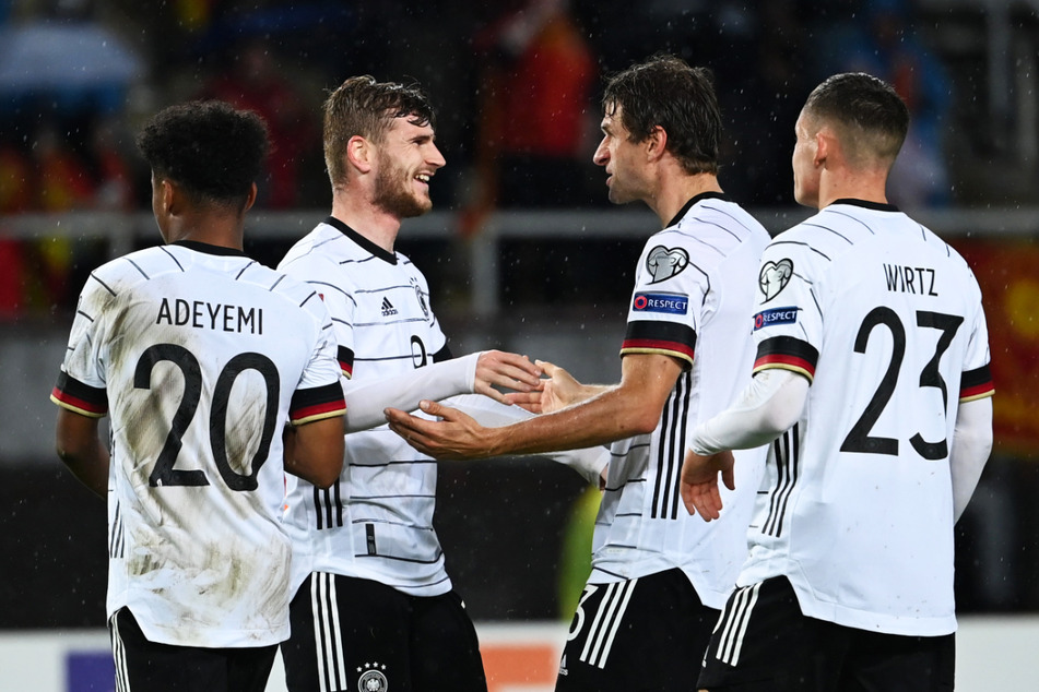 Timo Werners (2.v.l.) Tor-Knoten im DFB-Dress ist endlich geplatzt! Der Stürmer schnürte in Nordmazedonien einen Doppelpack.