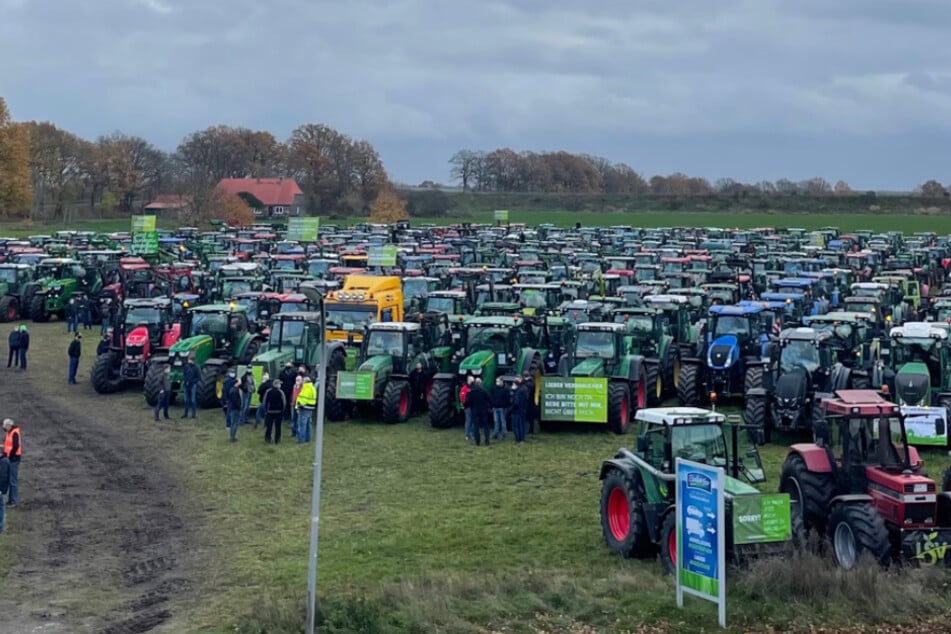 500 Fahrzeuge stehen zu Beginn der Demonstration auf einer Wiese.