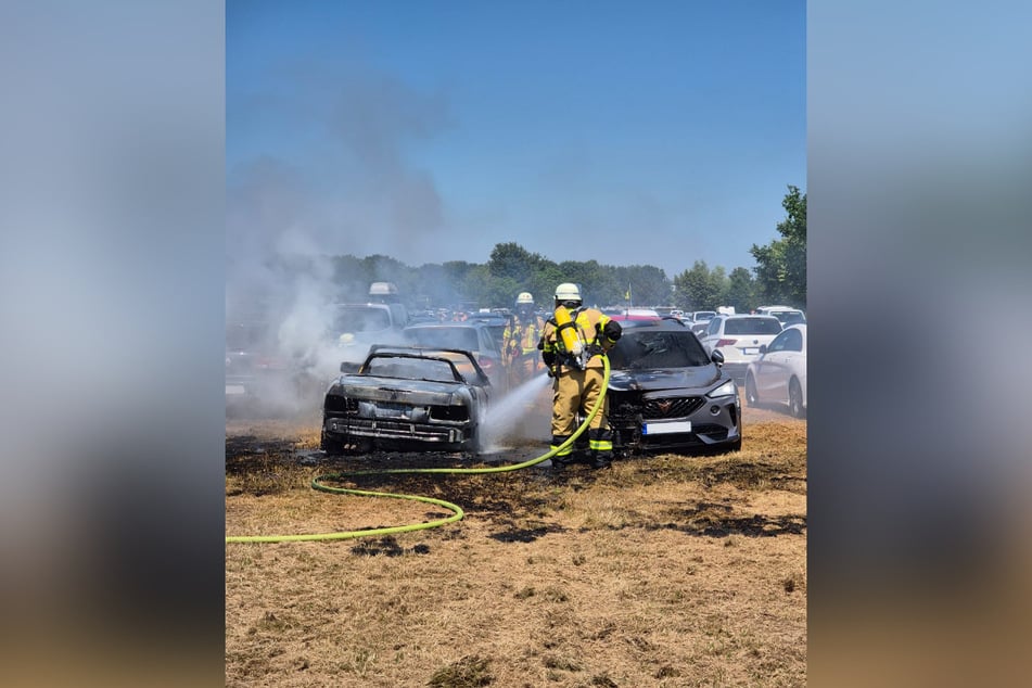 Zwei Feuerwehrtrupps bekämpften die Flammen auf dem Parkplatz.