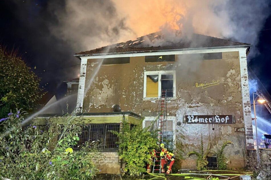 Der nächtliche Feuerwehreinsatz im Saarland dauerte etwa 4 Stunden. Noch steht der Sachschaden nicht fest.