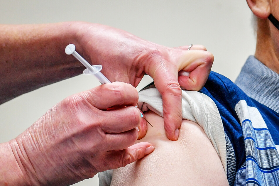 Ein Patient wird mit dem von der Universität Oxford und dem Pharmakonzern AstraZeneca produzierten Corona-Impfstoff geimpft.