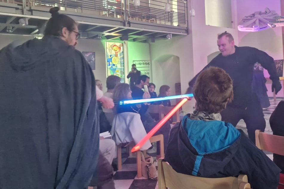 Selbst ein Kampf mit Lichtschwertern war Teil des Gottesdienstes in Bensberg bei Köln.