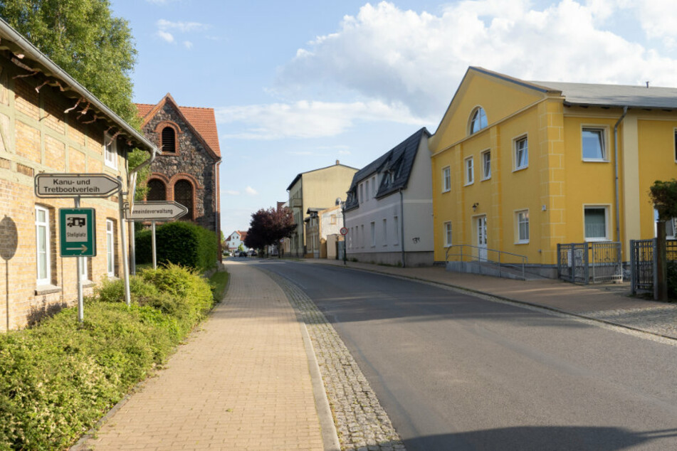Finowfurt: Blick auf die Hauptstraße in dem Ort, einem Ortsteil der Gemeinde Schorfheide. In der brandenburgischen Gemeinde durchsuchten die Ermittler ein Haus und versiegelten es anschließend.