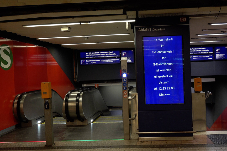 Die Nachricht, die kein Pendler gerne liest: Nichts geht mehr am Hauptbahnhof Stuttgart.