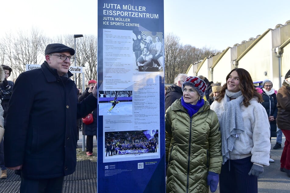 OB Sven Schulze (53, SPD, l.), Gaby Seifert (76) und Katarina Witt (59) an der neuen Info-Stele an der Eishalle.