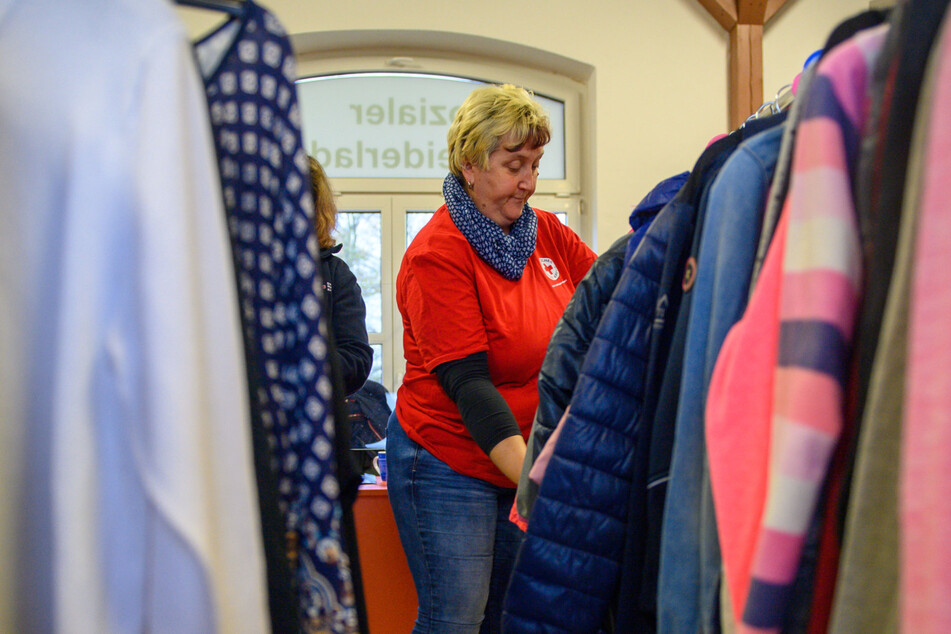Das Deutsche Rote Kreuz und die Diakonie verzeichnen aktuell hohe Nachfragen bei Kleiderkammern für Bedürftige.