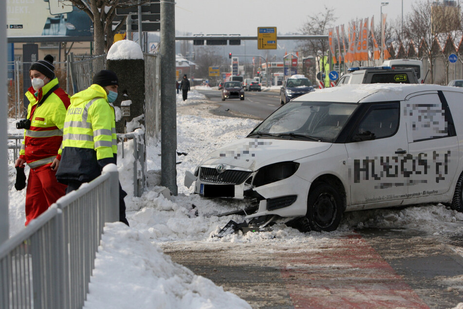 Der Skoda kam erst am Mast einer Straßenlaterne zum Stehen.
