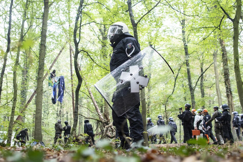 Polizisten hatten die Baumhäuser der Klimaschützer im Hambacher Forst im September 2018 geräumt. (Archivbild)