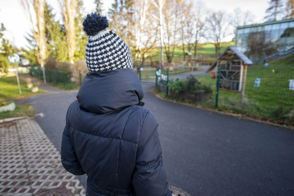 Diese Erzieherin (35, vor der Kita "Zwergenhaus", in der sie nicht arbeitet) klagt über den Umgang der Stadt mit Kita-Mitarbeitern.