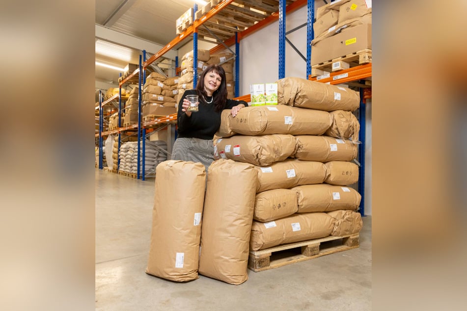 Vertriebschefin Grit Schuster (54) an einer Palette mit Lindenblüten. Aus den 18 Säcken können etwa 5000 Packungen à 75 Gramm abgefüllt werden.